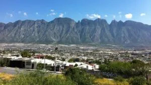 Viviendas construidas en las faldas del Cerro de las Mitras en Nuevo León, una zona señalada por posibles riesgos naturales.