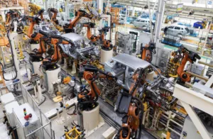 Robots trabajando en una línea industrial automatizada dentro de una Dark Factory.