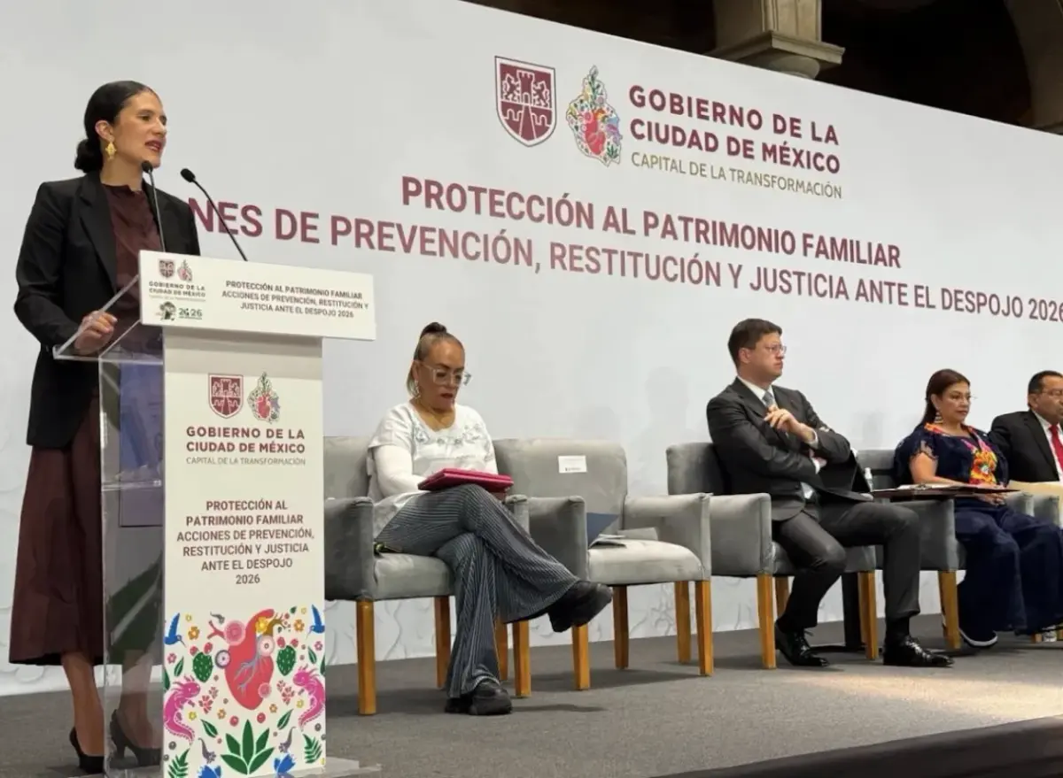 Bertha Alcalde Luján en conferencia de prensa sobre los despojos y la restitución de las viviendas a las personas afectadas.