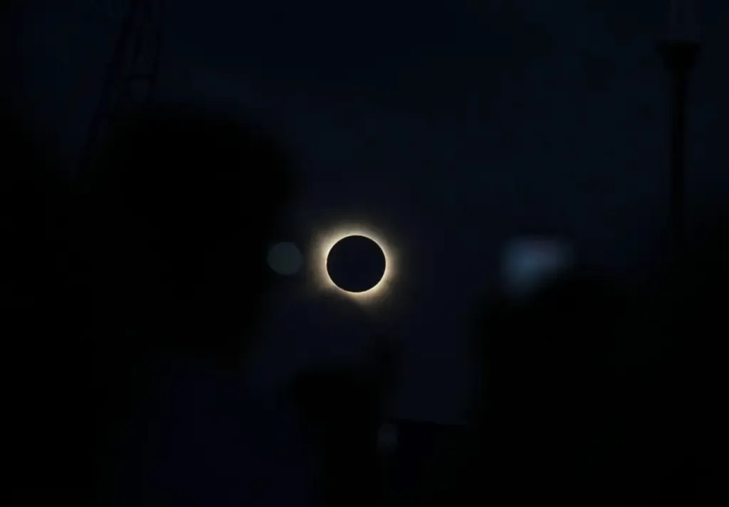 Eclipse total de Sol emociona a la Península Ibérica.