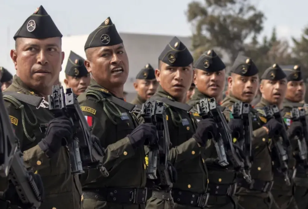 Autoridades educativas mexicanas anunciaron cambios para eliminar las escuelas militarizadas del sistema educativo nacional.