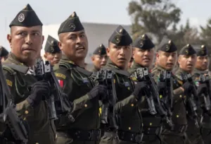 Autoridades educativas mexicanas anunciaron cambios para eliminar las escuelas militarizadas del sistema educativo nacional.
