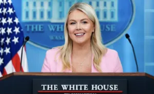 Karoline Leavitt durante una conferencia de prensa en la Casa Blanca.