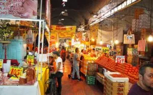 Comerciantes y visitantes en la zona de La Merced, donde autoridades reforzarán acciones contra la extorsión.
