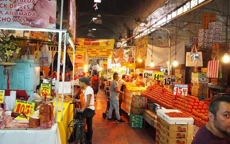 Comerciantes y visitantes en la zona de La Merced, donde autoridades reforzarán acciones contra la extorsión.
