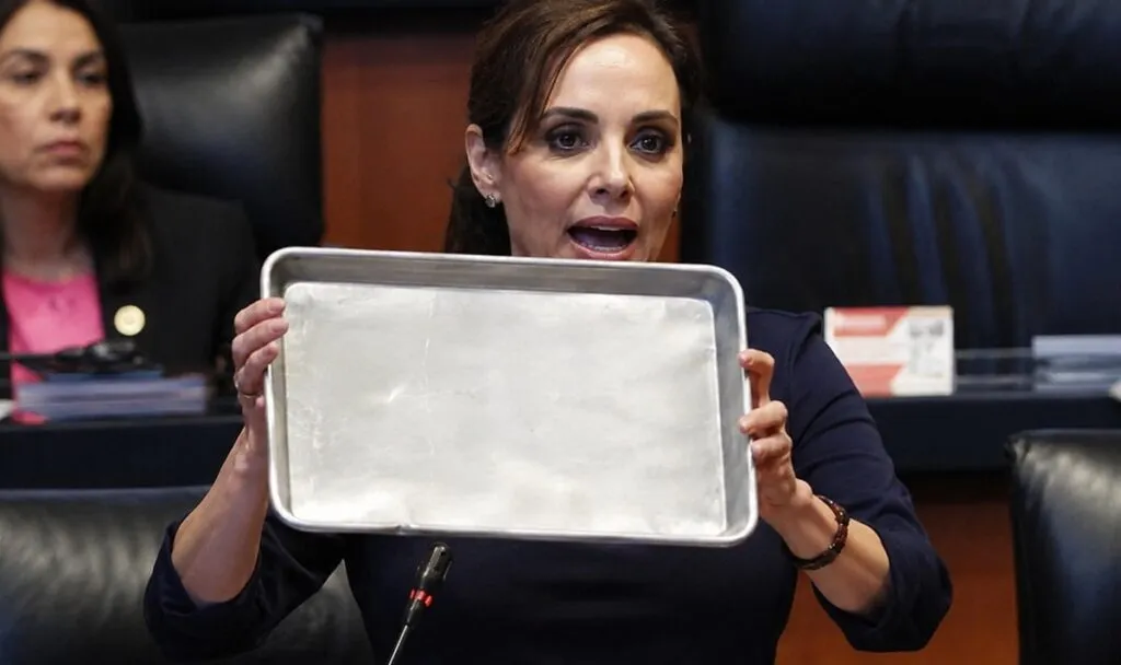 Lilly Téllez reta a Morena a romper sus visas por Andy López