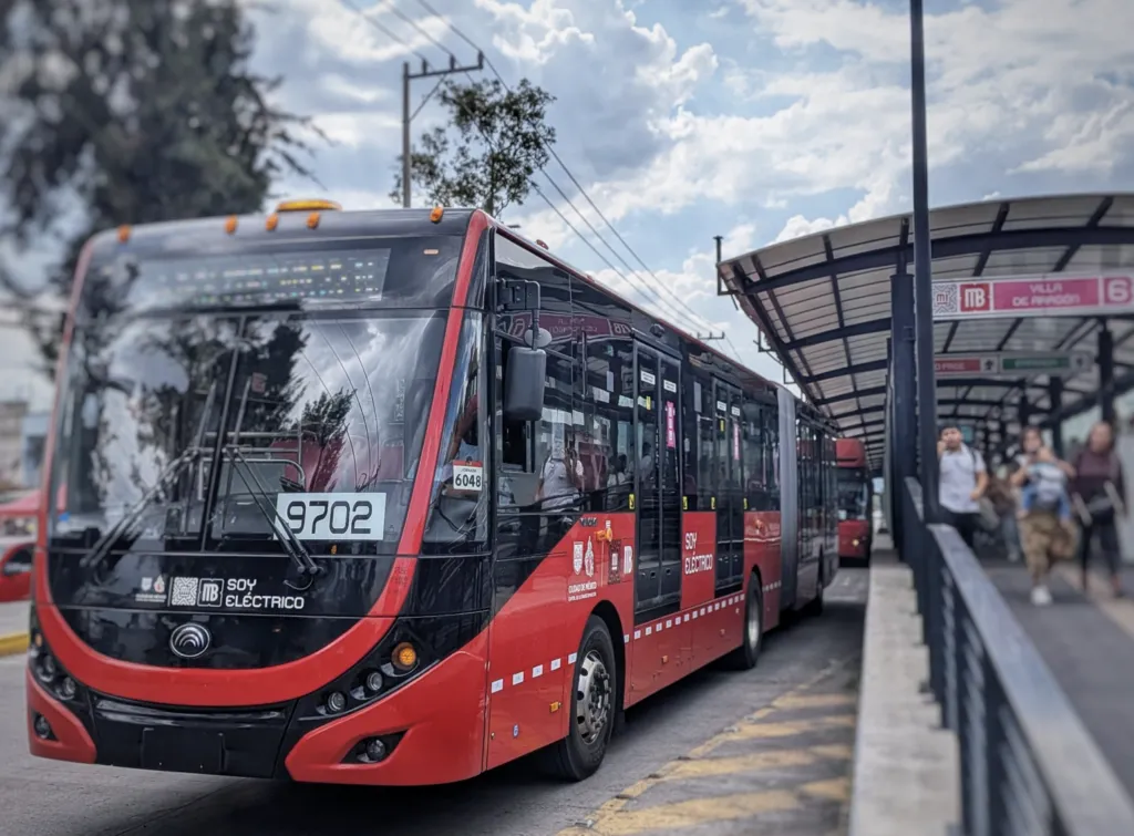 Cámaras del Metrobús detectan vehículos que invaden el carril confinado en Ciudad de México.