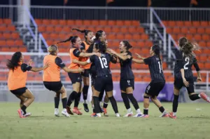 Jugadoras de la Selección Mexicana Femenil Sub-23 celebran la conquista de la medalla de oro ante Colombia.