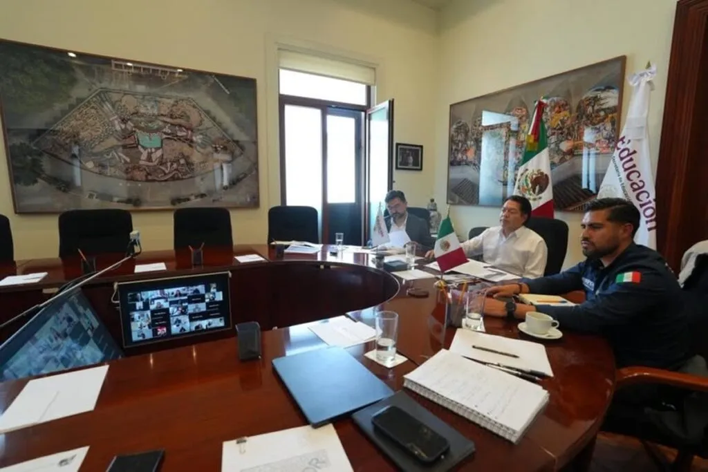 SEP analiza regulación de dispositivos digitales en escuelas