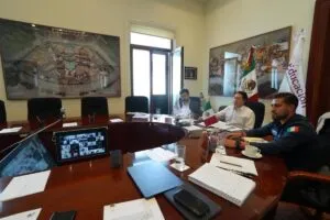 SEP analiza regulación de dispositivos digitales en escuelas