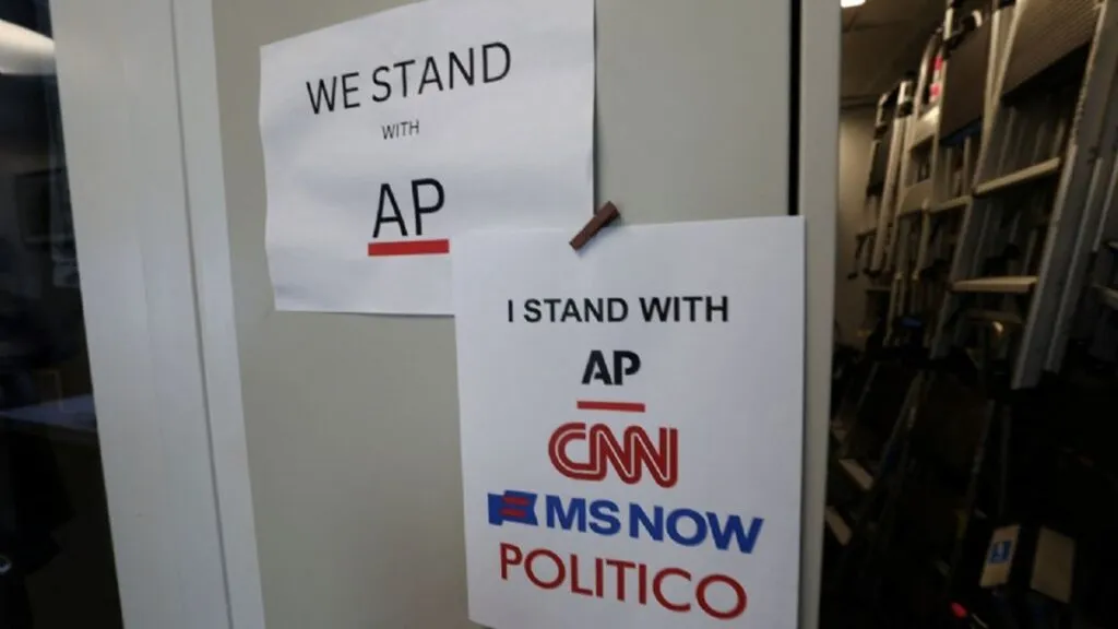 Fox News, ABC, CBS y NBC suspenden cobertura de actos de Trump tras veto a medios