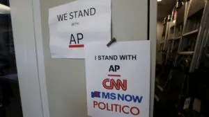 Fox News, ABC, CBS y NBC suspenden cobertura de actos de Trump tras veto a medios