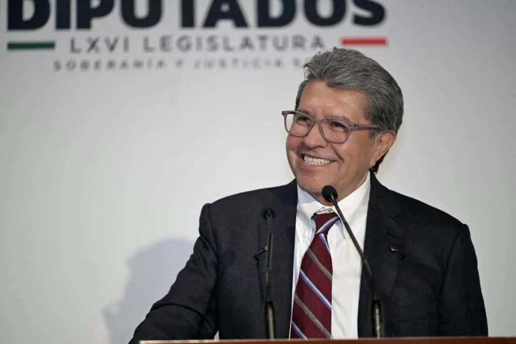 Monreal reconoce que México enfrenta un problema de ingresos fiscales