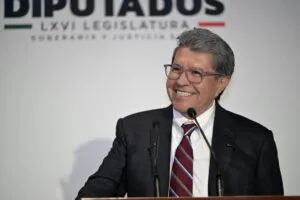 Monreal reconoce que México enfrenta un problema de ingresos fiscales