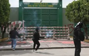 Normalistas lanzan petardos contra instalaciones militares por caso Ayotzinapa