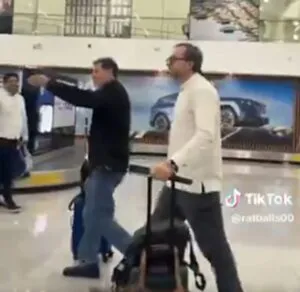 Noroña es increpado en el AICM: “¡Corrupto!”, “¡Fuera Morena!”, le gritan