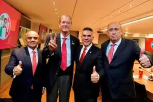 Priistas reciben al expresidente Vicente Fox
