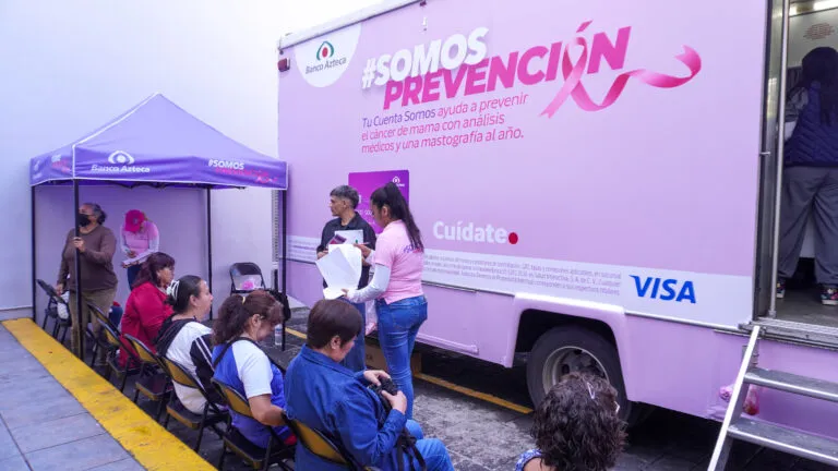Banco Azteca impulsa salud preventiva femenina mediante Cuenta SOMOS