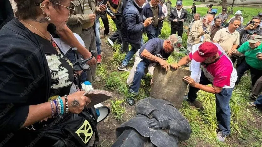 Furiosa reacción de Felipe Calderón tras la destrucción de estatua en Los Pinos