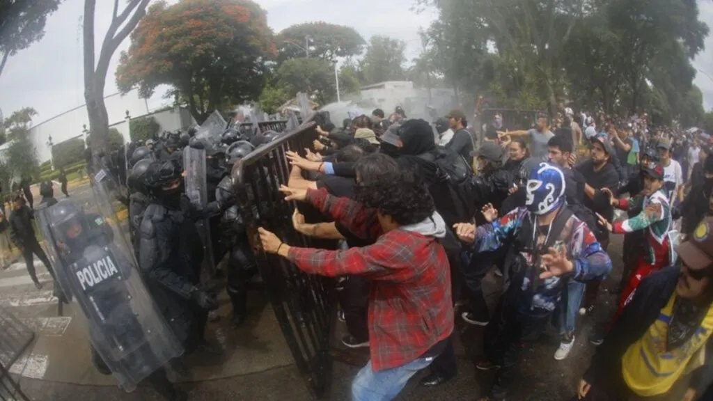 Manifestación contra el agua contaminada deja nueve detenidos tras represión policial