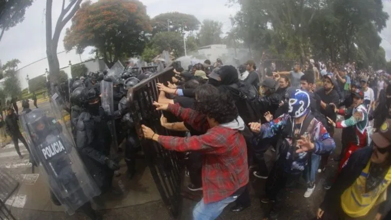 Manifestación contra el agua contaminada deja nueve detenidos tras represión policial