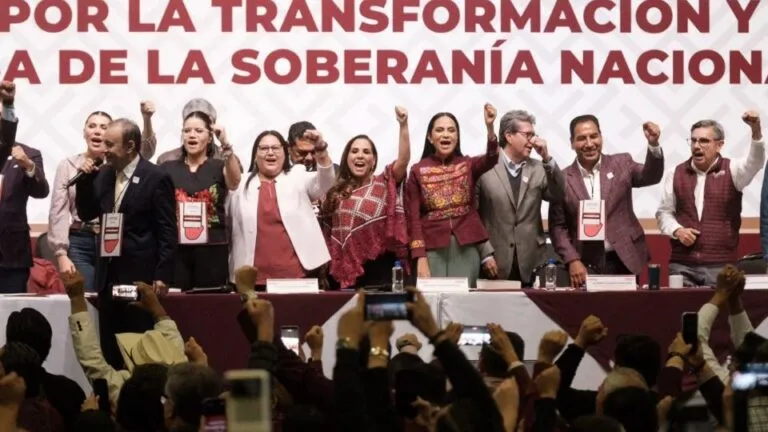 Morena aprueba política de alianzas rumbo a 2027 en medio de pugnas internas