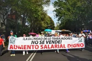 Ni un salario mínimo: esto ganan los trabajadores del IMSS.