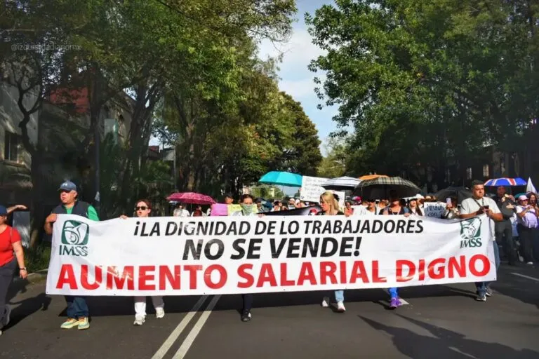 Ni un salario mínimo: esto ganan los trabajadores del IMSS.
