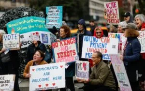 'No Kings': Protestas contra Trump impulsan el voto anticipado en EE.UU.