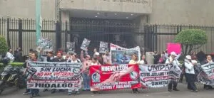 Trabajadores del IMSS bloquean vialidades clave en la CDMX
