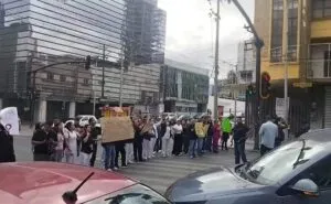 Trabajadores del IMSS protestan en Monterrey por insuficiencias en servicios