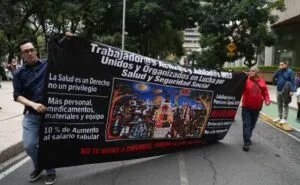 Trabajadores del IMSS exigen destitución del líder sindical Rafael Olivos