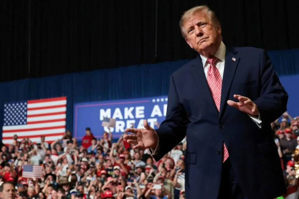 Trump advierte de que EEUU arderá como Francia si los demócratas ganan en Kansas